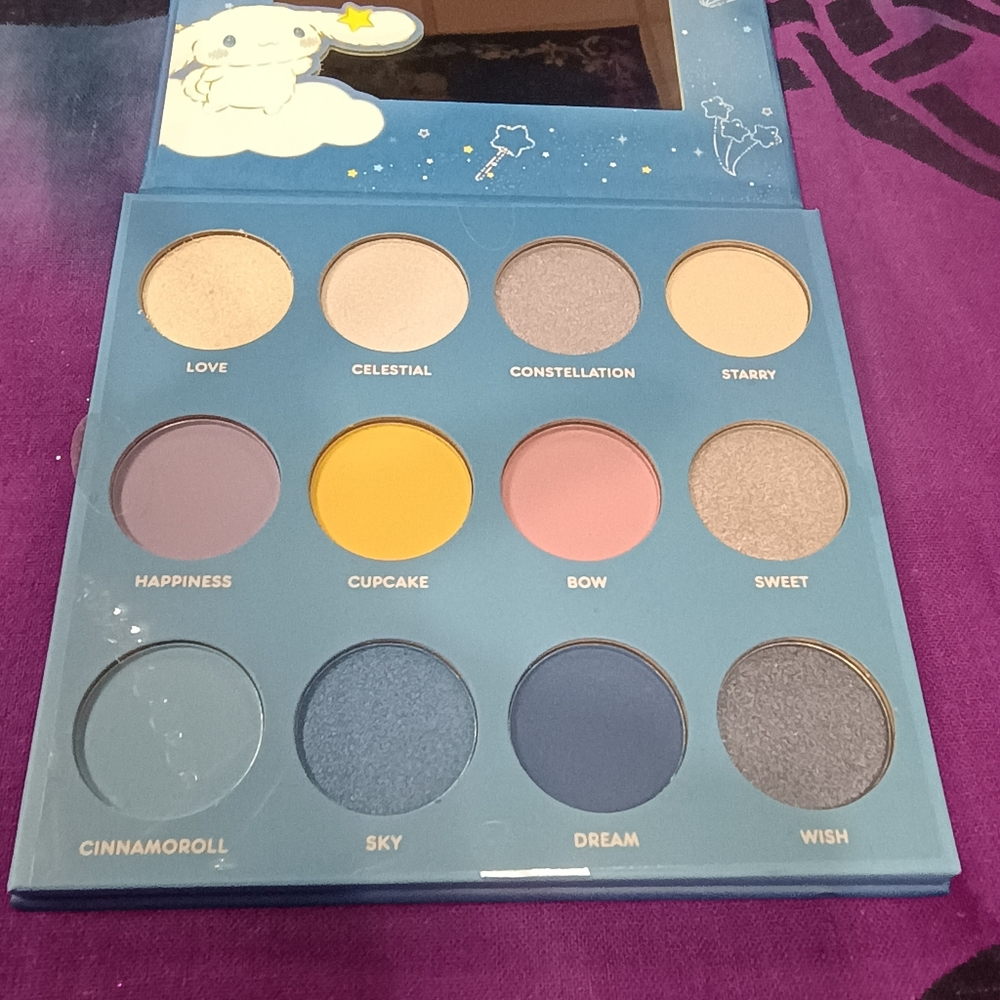 🍀Host Pick🍀🆕 Hot Topic Cinnamoroll Eyeshadow & Highlighter Palette - Picture 4 of 5